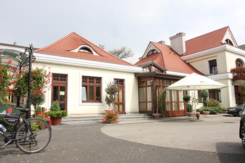 Hotel Palacyk Konin Buitenkant foto